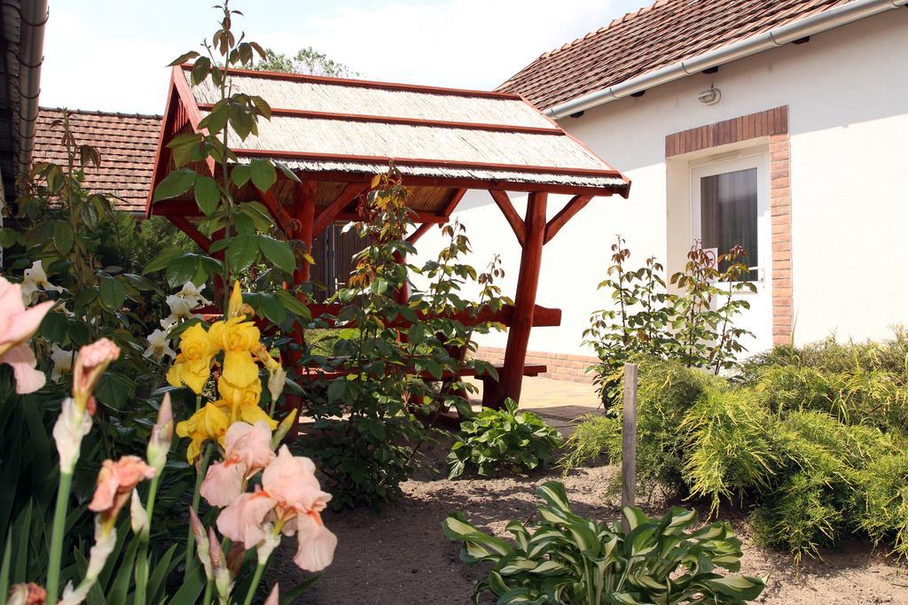 Írisz Apartmanház Mórahalom Exterior foto