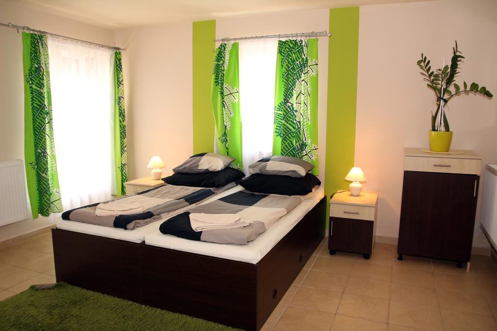 Írisz Apartmanház Mórahalom Exterior foto